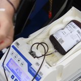 Un don de sang demande généralement moins d’une heure et peut sauver plusieurs vies, écrit Transfusion CRS Suisse (archives). KEYSTONE/ANTHONY ANEX